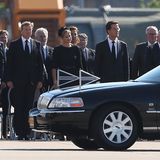 Das niederländische Königspaar salutiert den Leichenwagen mit den Opfern des Todefluges MH17.