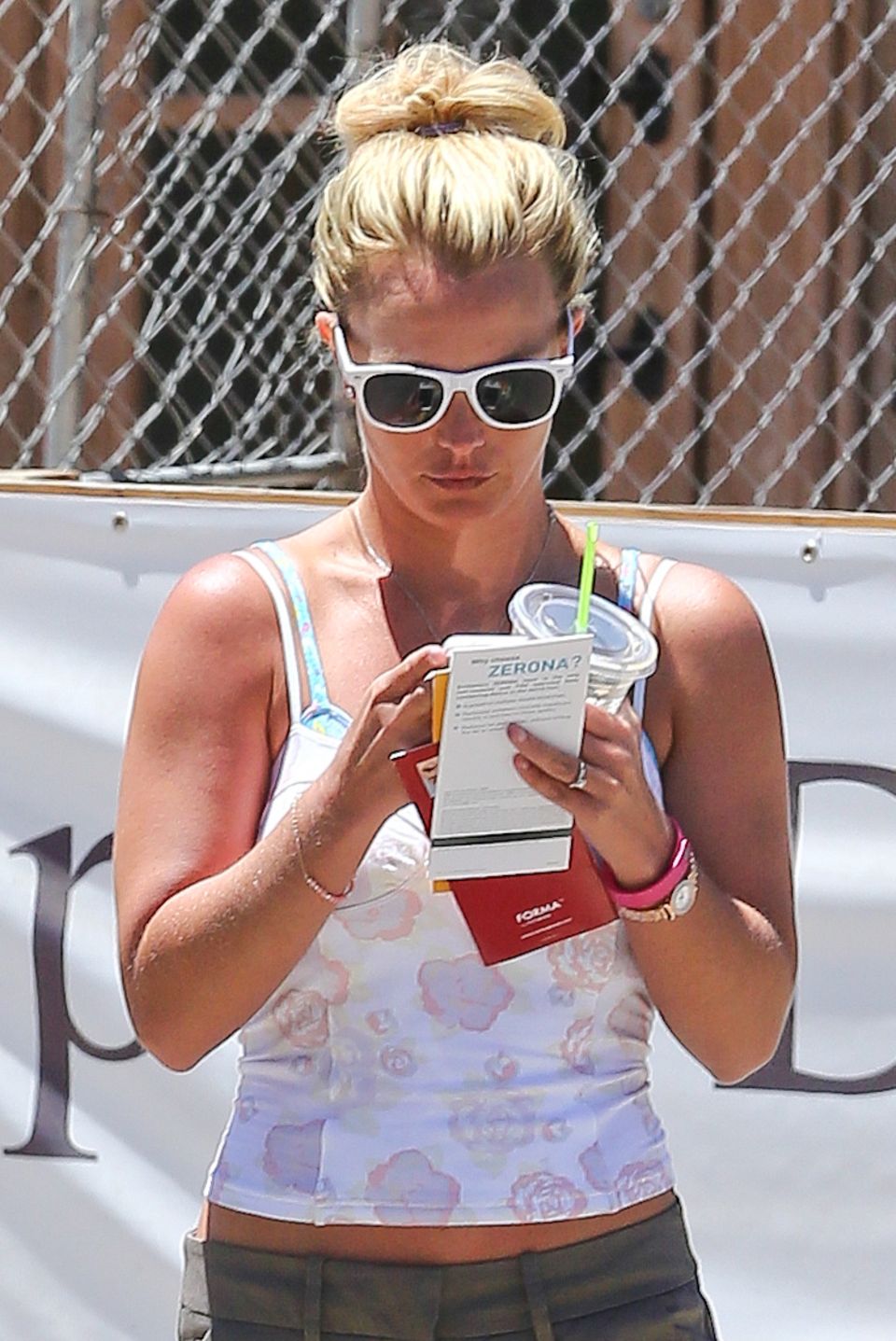 Britney Spears: "Zerona" steht gut leserlich auf einem der Prospekte in Britney Spears' Hand. Das Laser-System soll den Umfang von Taille, Hüften oder Oberschenkeln ohne operativen Eingriff schmälern. "Zerona" steht gut leserlich auf einem der Prospekte in Britney Spears Hand. Das Laser-System soll den Umfang von Taille, Hüften oder Oberschenkeln ohne operativen Eingriff schmälern.