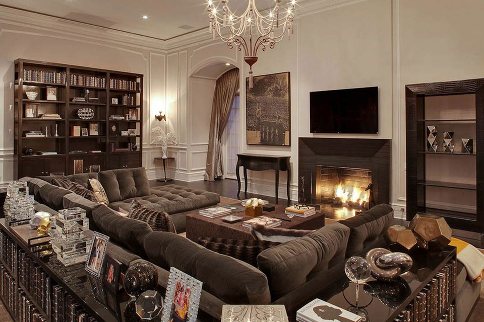 Petra Ecclestone: Im Wohnzimmer steht eine riesige Sofalandschaft. Im Wohnzimmer steht eine riesige Sofalandschaft.