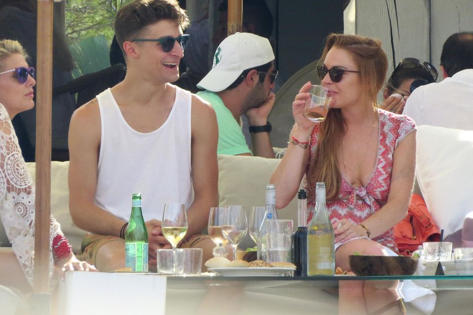 Party auf Ibiza: Der Hollywood-Star genießt einen Tag mit Freunden - und Alkohol. Auf dem Tisch stehen Bier - und Weinflaschen. Der Hollywood-Star genießt einen Tag mit Freunden - und Alkohol. Auf dem Tisch stehen Bier - und Weinflaschen.