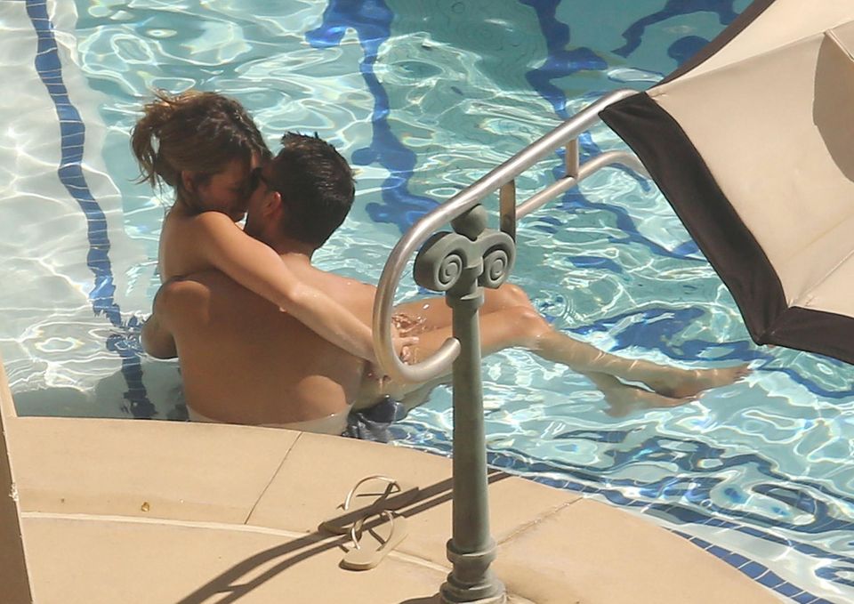 Mandy + Mesut: Wie süß ist das denn? Mesut trägt seine Mandy sogar im Pool auf Händen. Wie süß ist das denn? Mesut trägt seine Mandy sogar im Pool auf Händen.