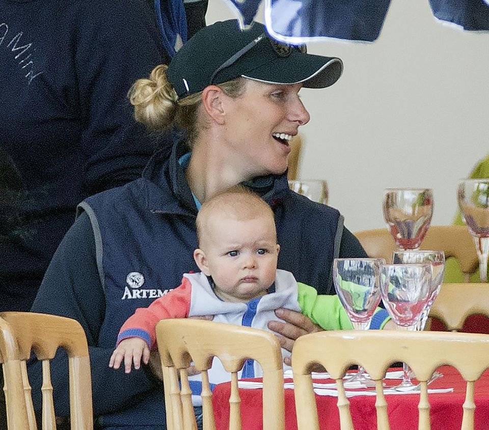Zara Phillips: Auf dem Schoß der Mama sieht Mia etwas unglücklich aus. Auf dem Schoß der Mama sieht Mia etwas unglücklich aus.