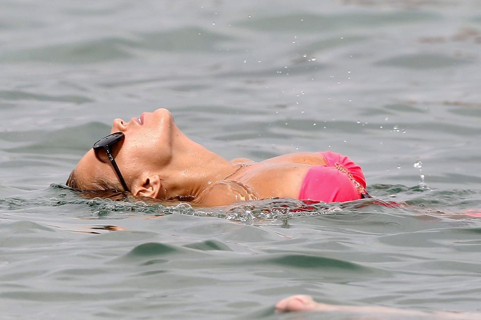 Sylvies große Bikini-Show: Sylvie Meis beim Schwimmen mit Sonnenbrille. Sylvie Meis beim Schwimmen mit Sonnenbrille.