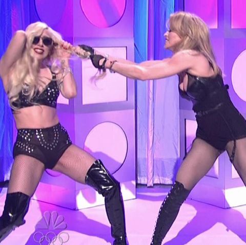 Lady Gaga (li.) und Madonna spielten in der "Saturday Night Live"-Show einen Zickenzoff vor, der jetzt in Wirklichkeit ausgebrochen scheint.