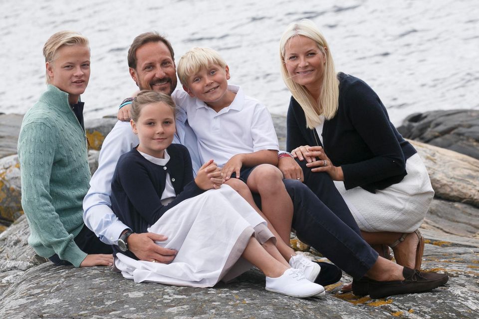 Am 17. Juli zeigte sich die norwegische Kronprinzenfamilie strahlend beim auf Dvergsøya, wo sie gemeinsam Urlaub machen.