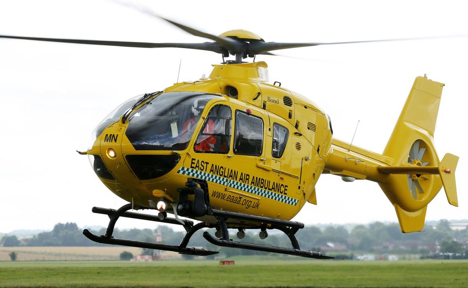 Prinz William: In so einem Hubschrauber der "East Anglian Air Ambulance" wird Prinz William ab September sein Training beginnen. In so einem Hubschrauber der "East Anglian Air Ambulance" wird Prinz William ab September sein Training beginnen.