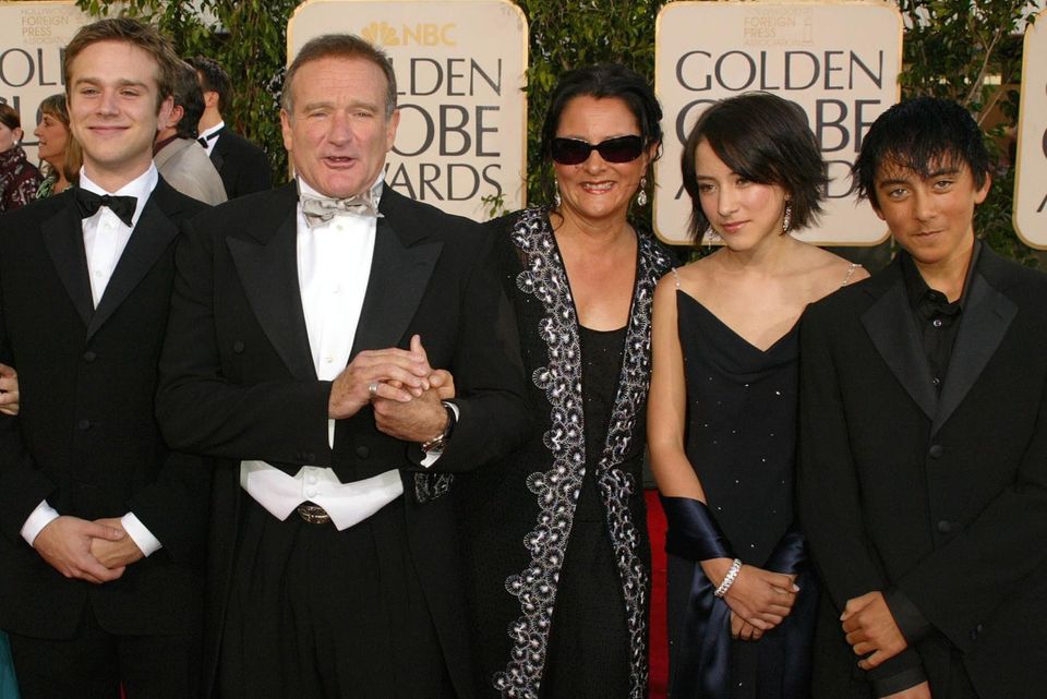 Robin Williams mit seiner damaligen Ehefrau Marsha Garces Williams und den Kindern Zachary (mit seiner Freundin Alex), Zelda und Cody bei der Golden-Globes-Verleihung 2005