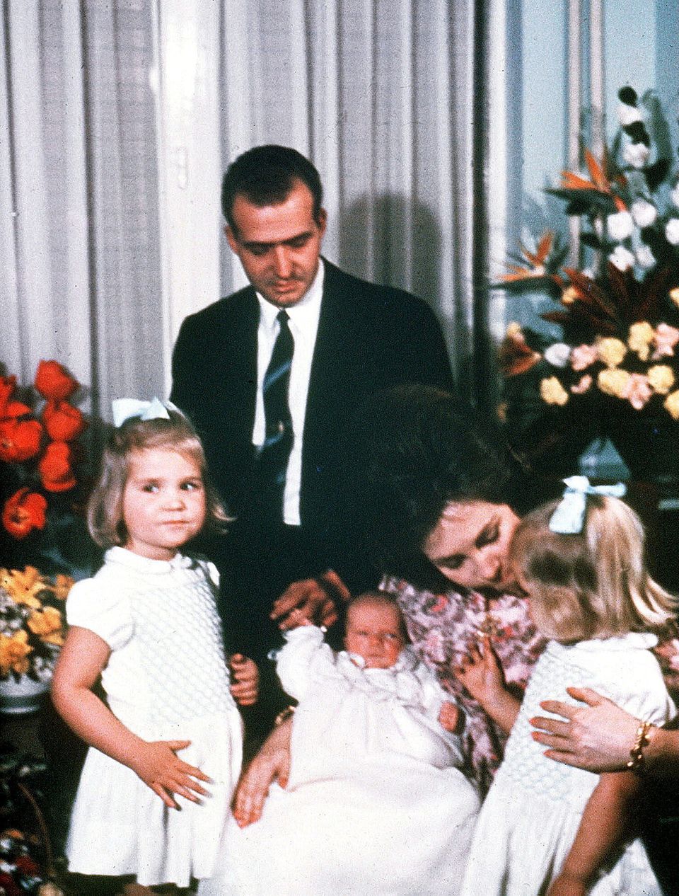Ein Bild aus glücklichen Tagen: Liebevoll beugen sich Sofia und Juan Carlos 1968 über den neugeborenen Sohn Felipe.