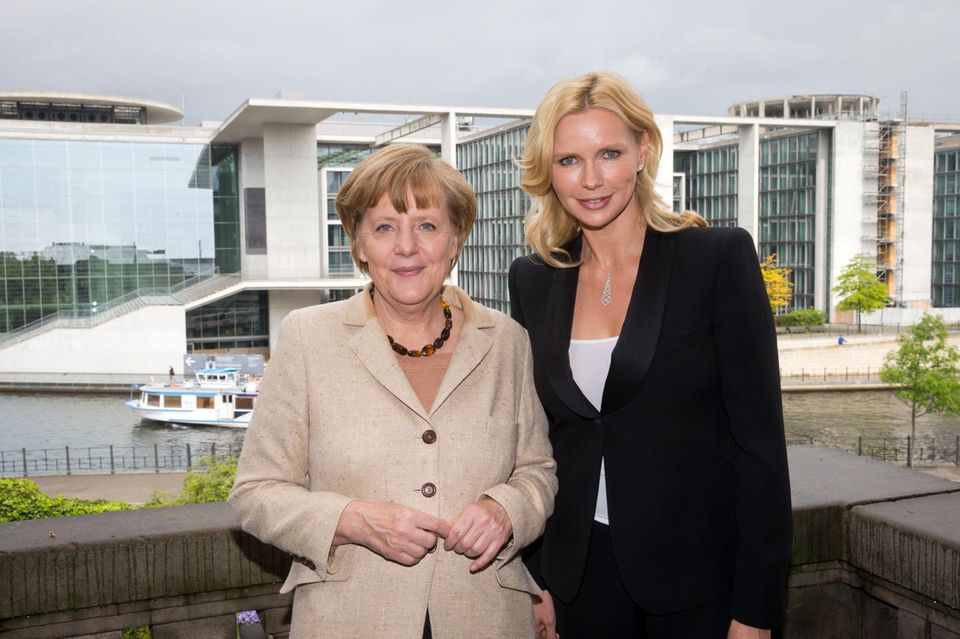 Das Original und die Frau, die sich traut, die Kanzlerin zu spielen: Angela Merkel mit Veronica Ferres.
