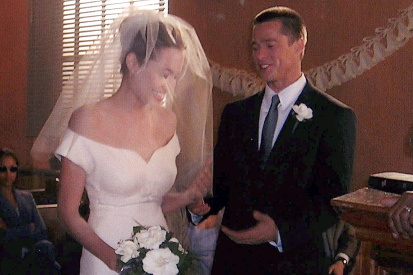 Angelina Jolie und Brad Pitt bei ihrer Hochzeit im Film "Mr. & Mrs. Smith"