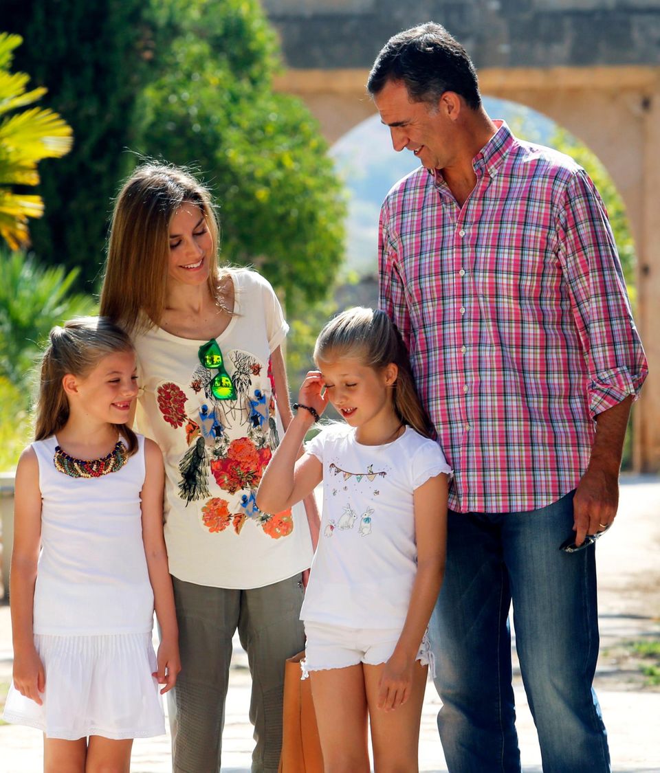 Königin Letizia + König Felipe: König Felipe und Königin Letizia zeigen sich am 11. August noch sommerlich-entspannt mit ihren Töchtern. Nach dem Urlaub gibt es neue Gerüchte. König Felipe und Königin Letizia zeigen sich am 11. August noch sommerlich-entspannt mit ihren Töchtern. Nach dem Urlaub gibt es neue Gerüchte.