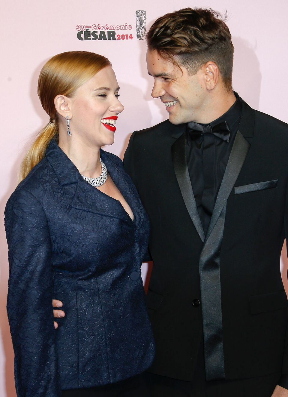 Scarlett Johansson: Frischgebackene Eltern: Seit zwei Jahren ist Scarlett Johansson mit dem französischen Journalisten Romain Dauriac zusammen. Frischgebackene Eltern: Seit zwei Jahren ist Scarlett Johansson mit dem französischen Journalisten Romain Dauriac zusammen.