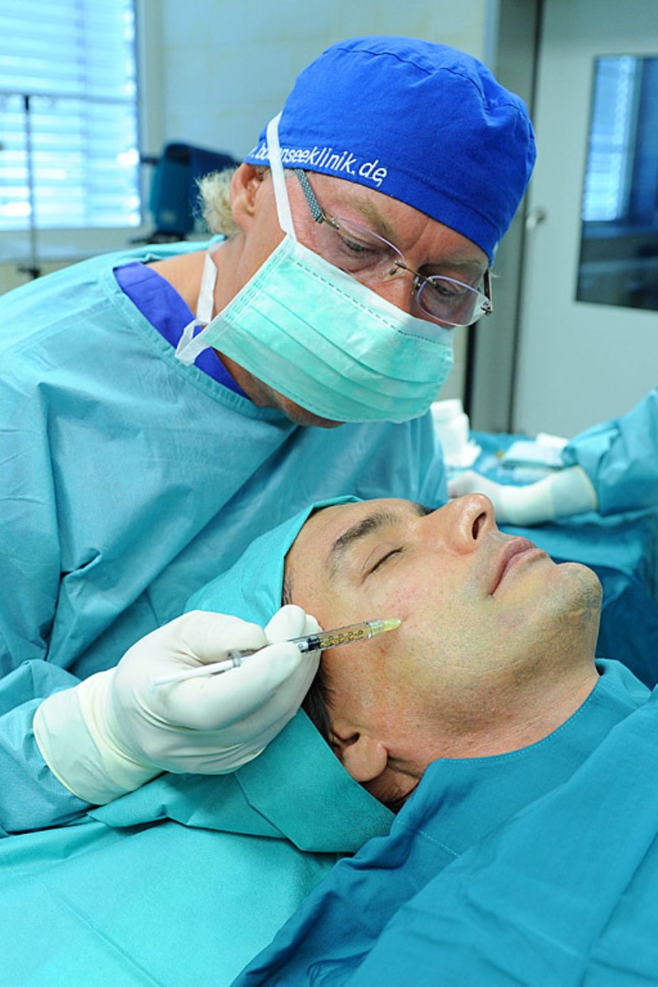 Marcus Schenkenberg lässt sich von Prof. Dr. Mang mit einem Vampir-Lifting verschönern. Marcus Schenkenberg lässt sich von Prof. Dr. Mang mit einem Vampir-Lifting verschönern.