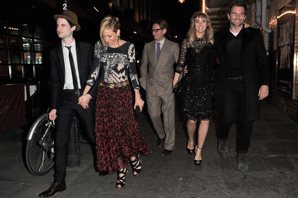 Tom Sturridge und Sienna Miller hatten einen kinderfreien Abend und feierten auf der Fashionweek mit dem US-Vogue-Editor-at-Large Hamish Boles sowie der befreundeten Suki Waterhouse und Hollywoodstar Bradley Cooper in Covent Garden.