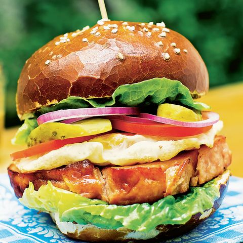 Leberkäsburger mit Ei
