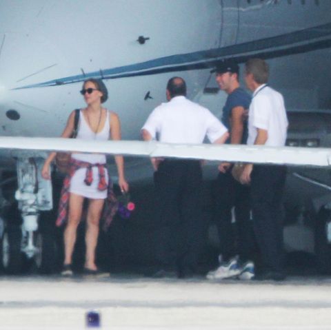 Jennifer Lawrence und Chris Martin (2.v.r.) kommen gemeinsam in Los Angeles mit einem Privatjet an.