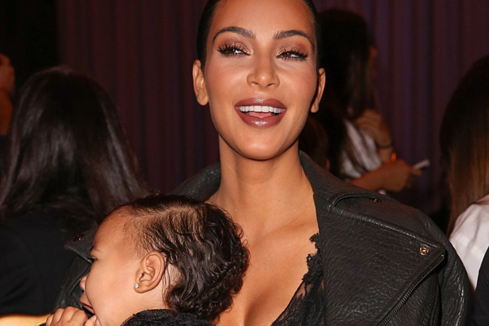 Was Kim Kardashian sichtlich viel Spaß macht bedeutet für ihr Baby North West pure Langeweile.
