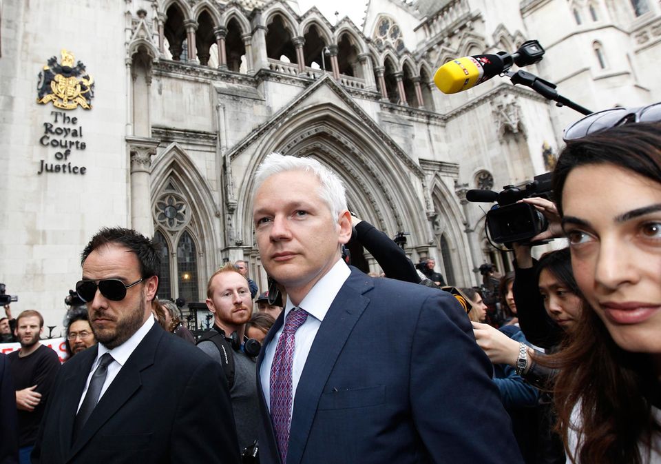 George Clooney: Steile Karriere: Zu Amals Klienten zählt unter anderem auch WikiLeaks Gründer Julian Assange, der voll des Lobes für die schöne Anwältin ist: "Sie hat keine Angst, gegen die Korruption der Macht zu kämpfen". Steile Karriere: Zu Amals Klienten zählt unter anderem auch WikiLeaks Gründer Julian Assange, der voll des Lobes für die schöne Anwältin ist: "Sie hat keine Angst, gegen die Korruption der Macht zu kämpfen".