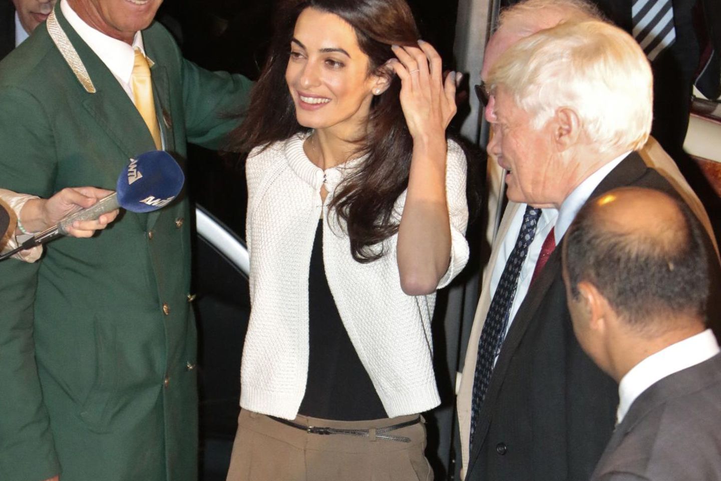 Hello Mrs. Clooney! Amal landete am Montag in Athen, um ihre Arbeit als Rechtsanwältin aufzunehmen.