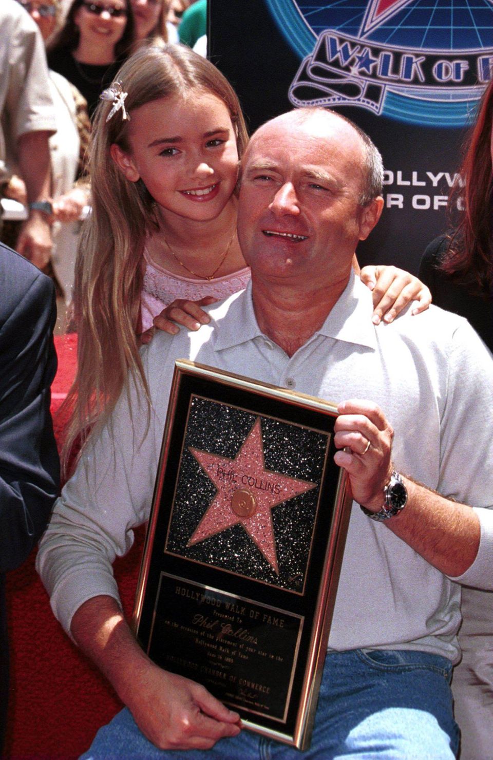 Mit ihrem Vater Phil Collins im Sommer 1999 auf dem Hollywood Walk of Fame.