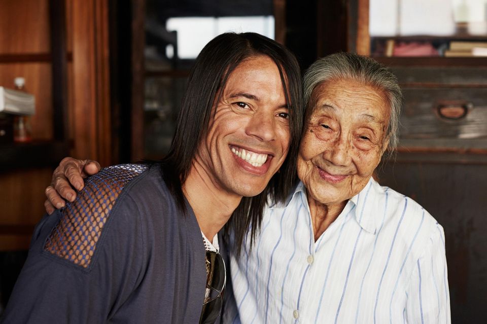 Rührender Moment: Jorge Gonzalez mit der 91-jährigen Fabrikbesitzerin Yoshie Ishiguro. Sie erklärte ihm und Tim Mälzer die Tradition der Bonito-Fischspäne- Herstellung. Die Flocken gelten als Grundlagefür japanische Gerichte wie Miso-Suppe.