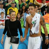 Mesut Özil und Mandy Capristo nach dem WM-Sieg der deutschen Nationalmannschaft.