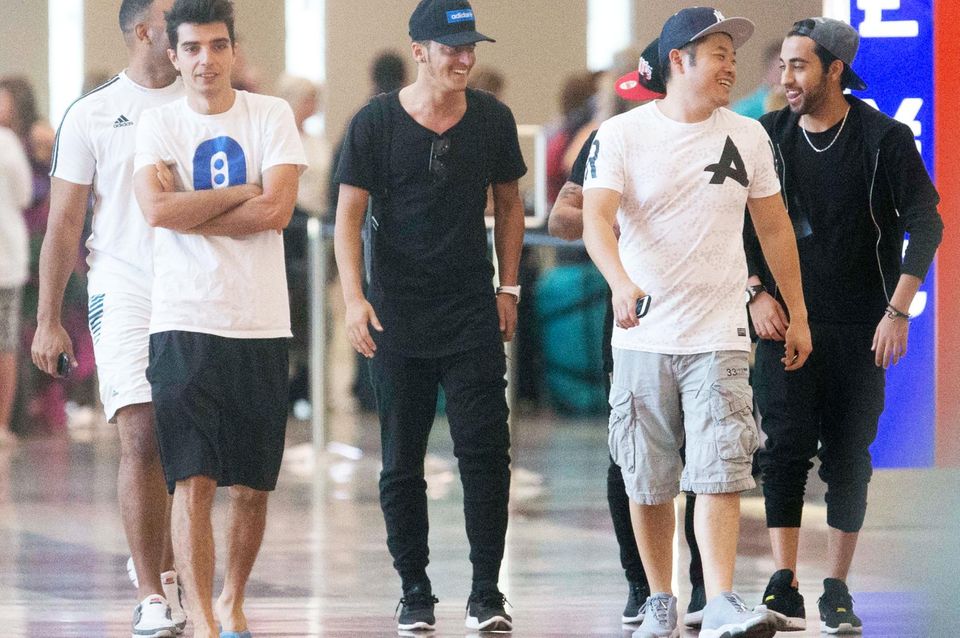Mesut Özil und seine Freunde am Flughafen von Las Vegas.