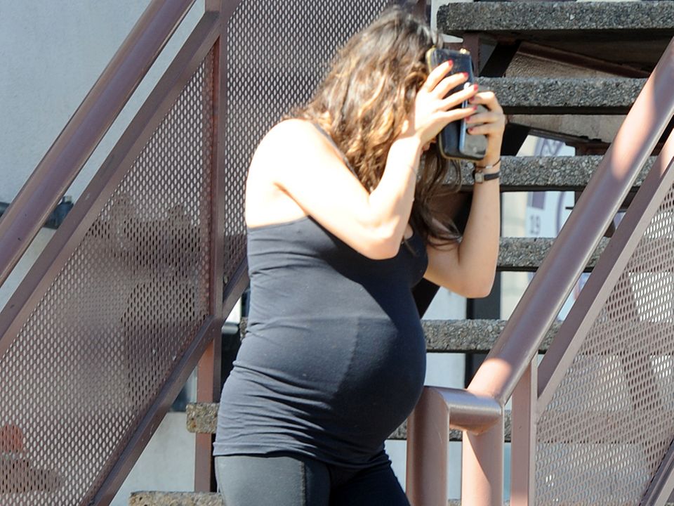 Mila Kunis soll es laut einem Inside nach der Geburt von Töchterchen Wyatt Isabelle "gar nicht abwarten können, sich wieder sexy zu fühlen". Auch wenige Tage vor ihrer Geburt ist Mila regelmäßig ins Fitnessstudio gegangen, wie hier nur wenige Tage vor der Entbindung.