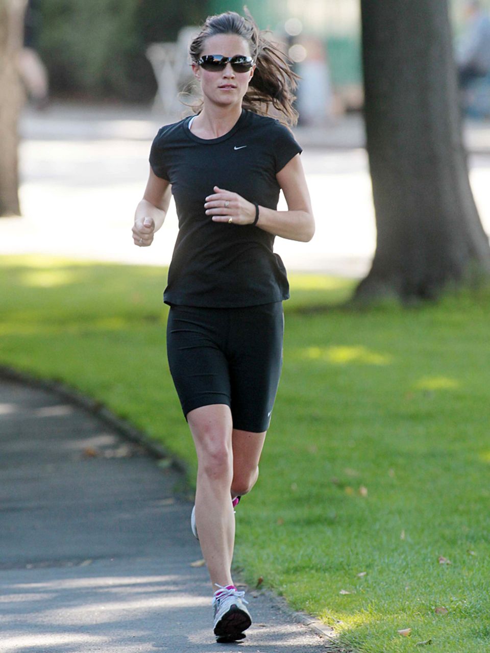 Pippa Middleton: Zwischen drei und fünf Mal pro Woche macht Pippa Middleton mindestens 30 Minuten Sport. "Das hebt meine Laune und Energy und hilft mir besser zu schlafen", so Pippa gegenüber dem britischen Ernährungs-Magazin "Waitrose Weekend Magazine". Zwischen drei und fünf Mal pro Woche macht Pippa Middleton mindestens 30 Minuten Sport. "Das hebt meine Laune und Energy und hilft mir besser zu schlafen", so Pippa gegenüber dem britischen Ernährungs-Magazin "Waitrose Weekend Magazine".