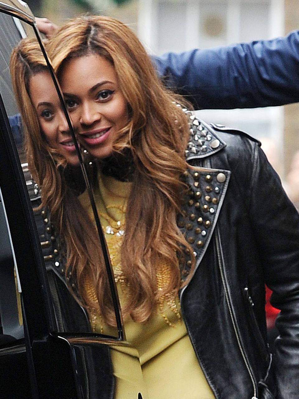 Beyoncé Knowles: Nach dem Shitstorm gegen ihre Pony-Frisur ist Sängerin Beyoncé wieder auf eine Löwenmähne umgestiegen. Nach dem Shitstorm gegen ihre Pony-Frisur ist Sängerin Beyoncé wieder auf eine Löwenmähne umgestiegen.