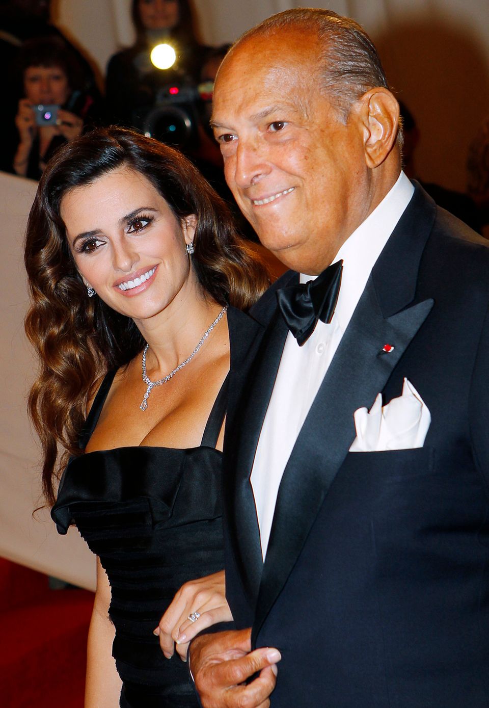 Auf dem roten Teppich war Oscar de la Renta immer von den schönsten Frauen umgeben. Bei seiner Ankunft auf der "Met-Gala 2011" begleitet ihn keine geringere als die Hollywood-Beauty Penélope Cruz. Auf dem roten Teppich war Oscar de la Renta immer von den schönsten Frauen umgeben. Bei seiner Ankunft auf der "Met-Gala 2011" begleitet ihn keine geringere als die Hollywood-Beauty Penélope Cruz.