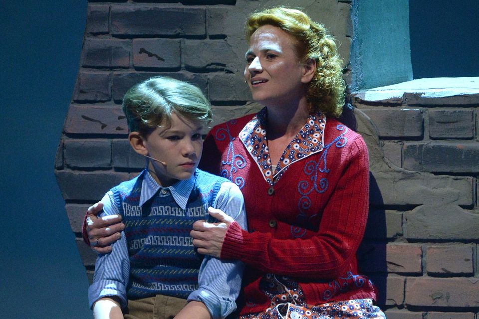 Michelle Hunziker: Das neue Stage-Musical: "Das Wunder von Bern" erzählt eine berührende Familiengeschichte vor dem Hintergrund der Fußball-WM 1954. Bis zur Premiere am 23. November werden 638 Kostüme, 215 Paar Schuhe und 100 Perücken angefertigt. Die Produktionskosten liegen im zweistelligen Millionenbereich. Das neue Stage-Musical: "Das Wunder von Bern" erzählt eine berührende Familiengeschichte vor dem Hintergrund der Fußball-WM 1954. Bis zur Premiere am 23. November werden 638 Kostüme, 215 Paar Schuhe und 100 Perücken angefertigt. Die Produktionskosten liegen im zweistelligen Millionenbereich.