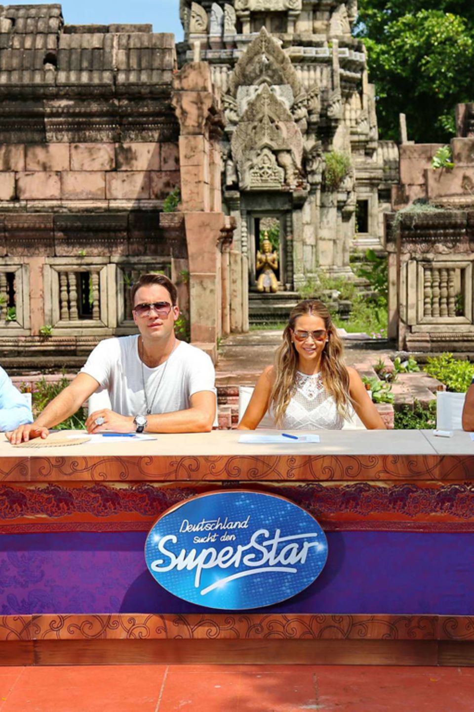 Endlich haben sie ihre Plätze hinter dem Jury-Pult eingenommen: In dieser Konstellation wird man Heino, DJ Antoine, Mandy Capristo und Dieter Bohlen in der kommenden Staffel von "DSDS" zu sehen bekommen. Endlich haben sie ihre Plätze hinter dem Jury-Pult eingenommen: In dieser Konstellation wird man Heino, DJ Antoine, Mandy Capristo und Dieter Bohlen in der kommenden Staffel von "DSDS" zu sehen bekommen.