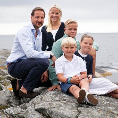Wer ist hier der Fels in der Brandung? Mette-Marit und Haakon mit ihren Kindern Sverre Magnus, Ingrid Alexandra und Mettes ältester Sohn Marius.