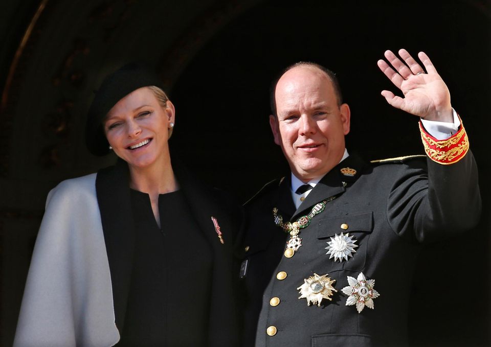 Prinzessin Victoria, Herzogin Catherine + Co.: Am Nationalfeiertag am 19 November strahlte die schwangere Fürstin gemeinsam mit Ehemann Albert vom Palastbalkon. Weniger als vier Wochen später waren die beiden schon zweifache Eltern. Fürstin Charléne und Fürst Albert