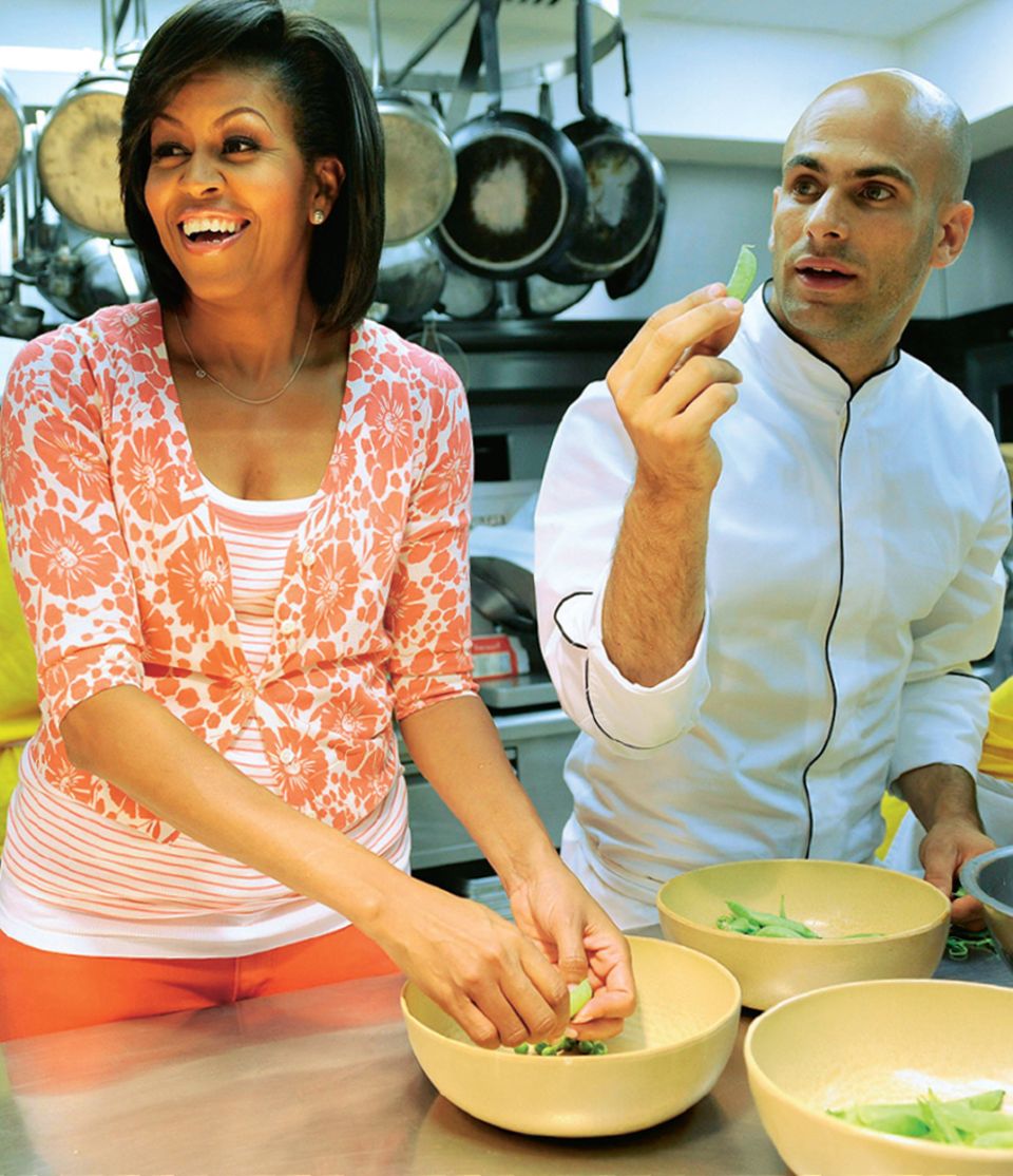 Truthahn-Lasagne: Salat statt Fritten: Michelle Obama, 50, und Sam Kass, 34, in der Küche des Weißen Hauses. Salat statt Fritten: Michelle Obama, 50, und Sam Kass, 34, in der Küche des Weißen Hauses.