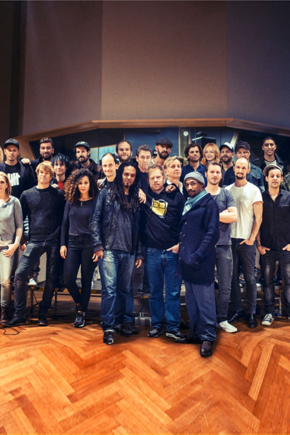 Campino fragte an, sie alle sagten zu: Diese Stars nehmen an dem Charity-Projekt teil. Mit dabei waren unter anderem auch Seeed, Peter Maffay, Clueso und die Sportfreunde Stiller. Campino fragte an, sie alle sagten zu: Diese Stars nehmen an dem Charity-Projekt teil. Mit dabei waren unter anderem auch Seeed, Peter Maffay, Clueso und die Sportfreunde Stiller.