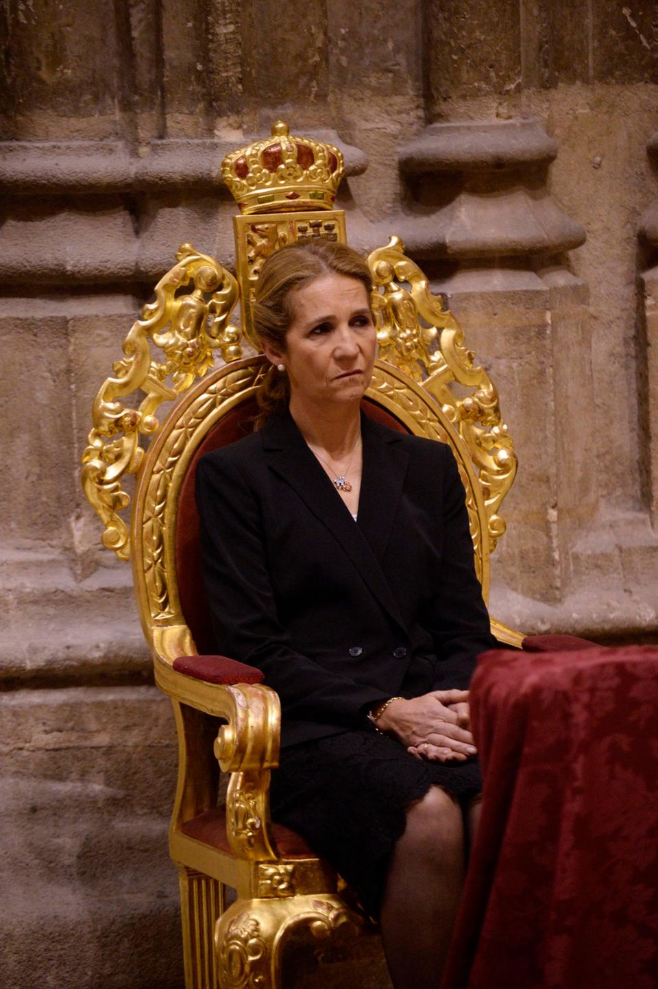 Sogar Prinzessin Elena ist zur Beerdigung gekommen - einer ihrer selten gewordenen Auftritte, da sie nicht mehr zur spanischen Königsfamilie zählt.