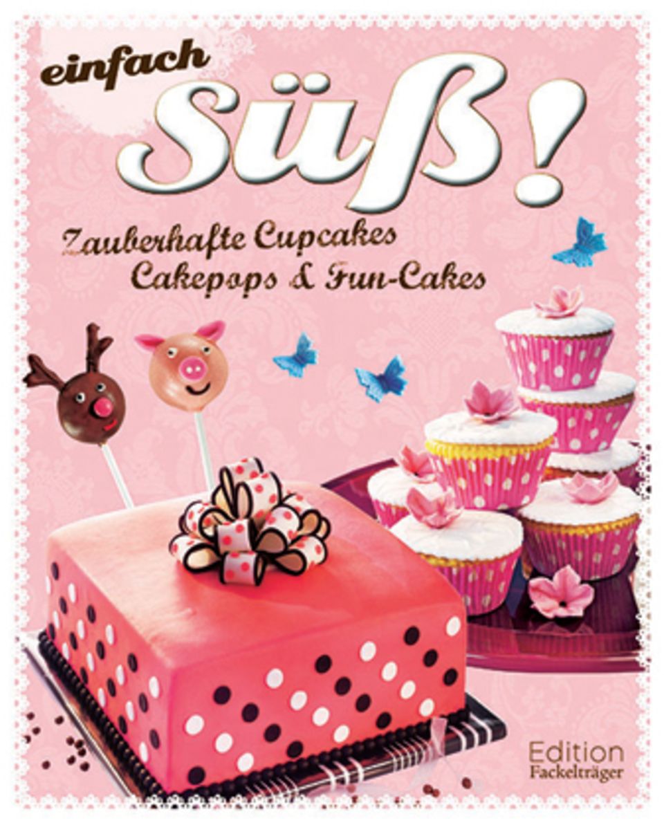 Wer raffinierte Muffins, Cakepops und Motivtörtchen endlich einmal selbst backen möchte, erhält mit den über 55 "Einfach süß!"- Rezepten ein knallbuntes Rundumpaket. Ob für Feen-Cakepops, Hochzeitstorte oder Weihnachtstarte: Übersichtliche Schritt-für-Schritt-Anleitungen und 400 Abbildungen machen Sie zur Cupcake-Queen! ("Einfach süß!", 160 S., Edition Fackelträger, 19,95 Euro)