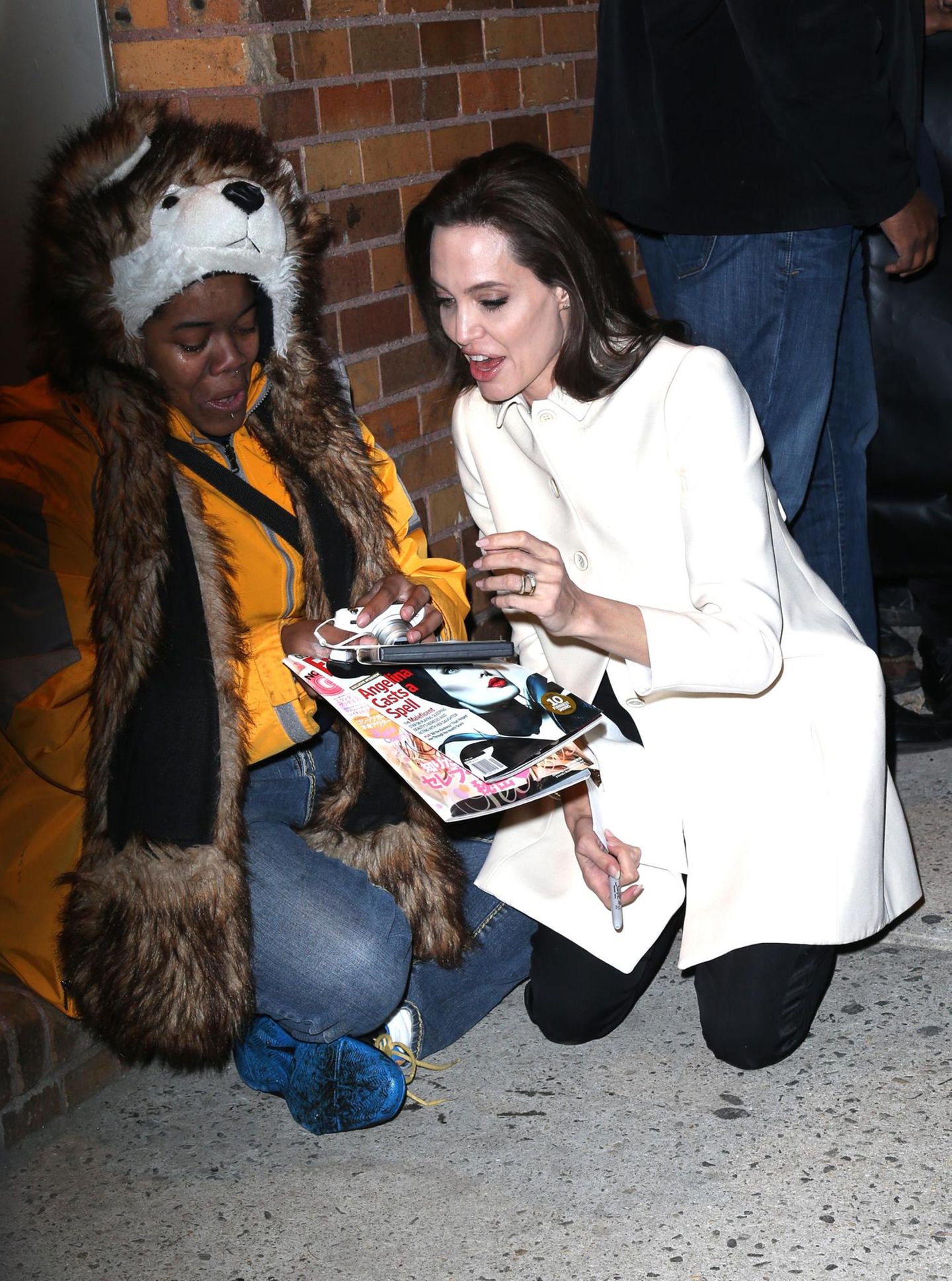 Angelina Jolie: Rührende Geste: Angelina Jolie kniet nieder, um den Fan nach der Panikattacke zu trösten. Rührende Geste: Angelina Jolie kniet nieder, um den Fan nach der Panikattacke zu trösten.