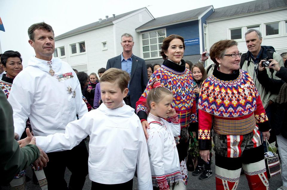 MIt allen Kindern reisen Prinzessin Mary und Prinz Frederik im August nach Grönland und ernten viel Lob.