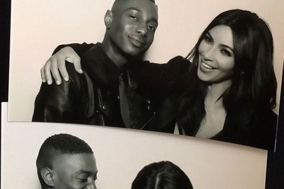 Ein seltener Anblick: Auf diesem Instagram-Foto zeigt Kim Kardashian, dass sie doch lächeln kann.