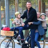 Happy family: Naomi Watts und Liev Schreiber sitzen gemeinsam auf einem Rad mit ihren Söhne Alexander und Samuel (6 und 7 Jahre) und haben sichtlich Spaß.