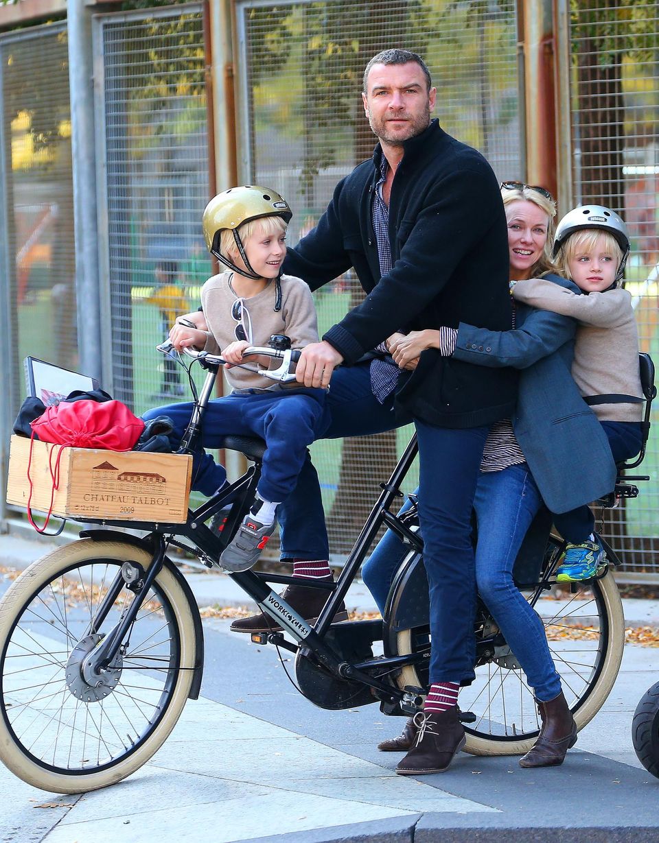 Happy family: Naomi Watts und Liev Schreiber sitzen gemeinsam auf einem Rad mit ihren Söhne Alexander und Samuel (6 und 7 Jahre) und haben sichtlich Spaß.