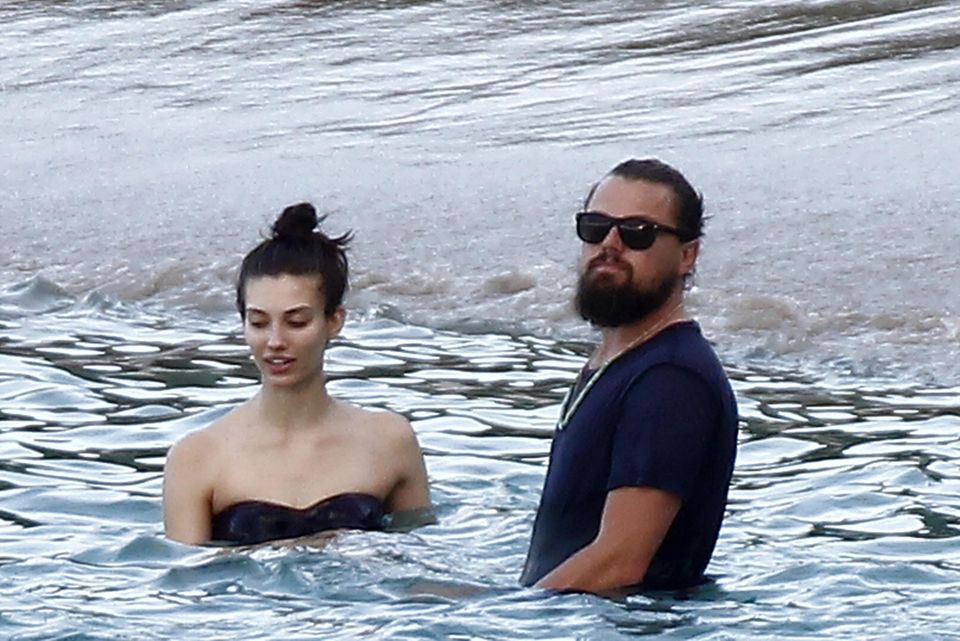 Leonardo DiCaprio genießt die Gesellschaft dieser und anderer Bikini-Schönheiten auf St. Barths.
