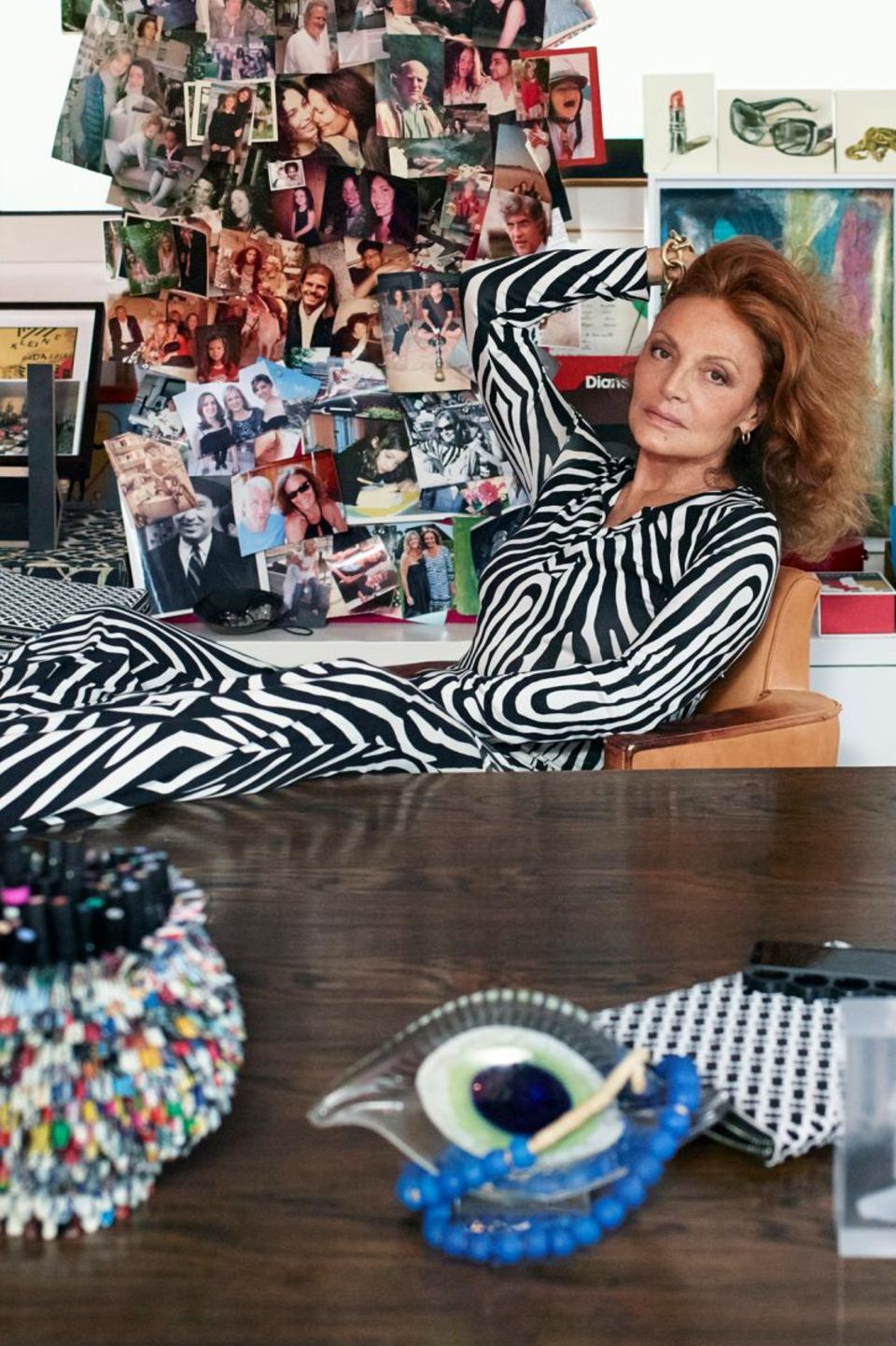 Familienfotos, Souvenirs von ihren vielen Reisen, farbiges Interieur: Danie von Furstenberg an ihrem Arbeitsplatz. Familienfotos, Souvenirs von ihren vielen Reisen, farbiges Interieur: Danie von Furstenberg an ihrem Arbeitsplatz.