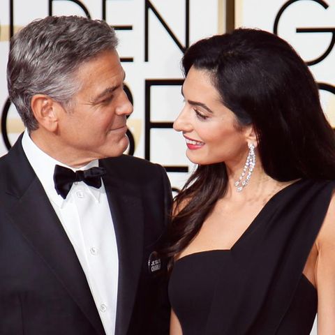 George Clooney bekommt bei den Golden Globes den "Cecil B. DeMille"-Award für herausragende Leistungen. Seine Ehefrau Amal ist sichtbar stolz auf ihn. Beide tragen einen Anstecker mit der Aufschrift "Je suis Charlie".
