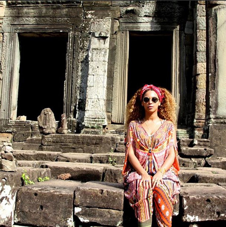 Beyoncé Knowles: Inmitten der alten Tempelanlage Angkor Wat posiert Beyoncé Knowles für ein Erinnerungsfoto. Ihr farbenfroher Kaftan stammt vom hochpreisigen Label Camilla Franks. Inmitten der alten Tempelanlage Angkor Wat posiert Beyoncé Knowles für ein Erinnerungsfoto. Ihr farbenfroher Kaftan stammt vom hochpreisigen Label Camilla Franks.