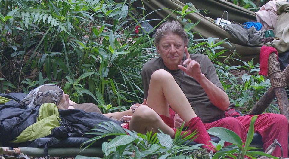 Das Dschungelcamp: Walter lästert bei Sara über Aurelio. Walter lästert bei Sara über Aurelio.