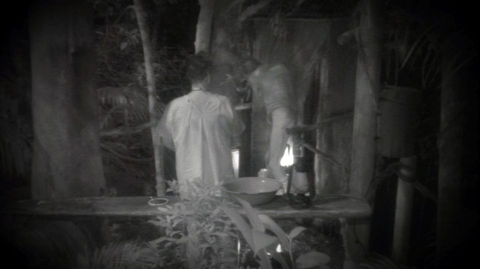 Das Dschungelcamp: Walter zeigt Rolfe nachts nackte Tatsachen. Walter zeigt Rolfe nachts nackte Tatsachen.